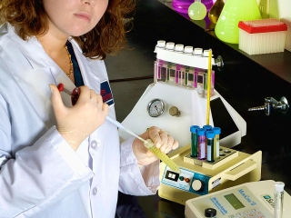 headshot of a lab technician in Phoenix